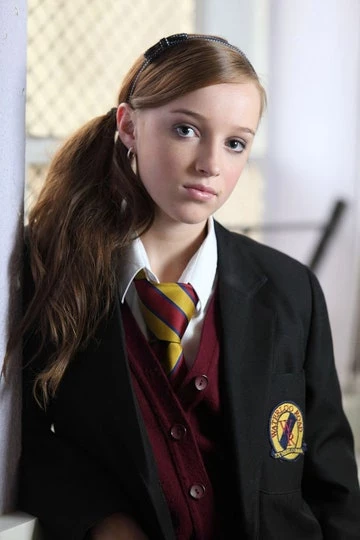 Ablum Cuộc Đời Sao Nữ Phoebe Dynevor 